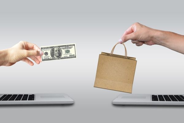 笔记本上手写支付宝支付手续费对比表格，旁边放着计算器和咖啡杯，体现认真核算费率的编辑工作场景